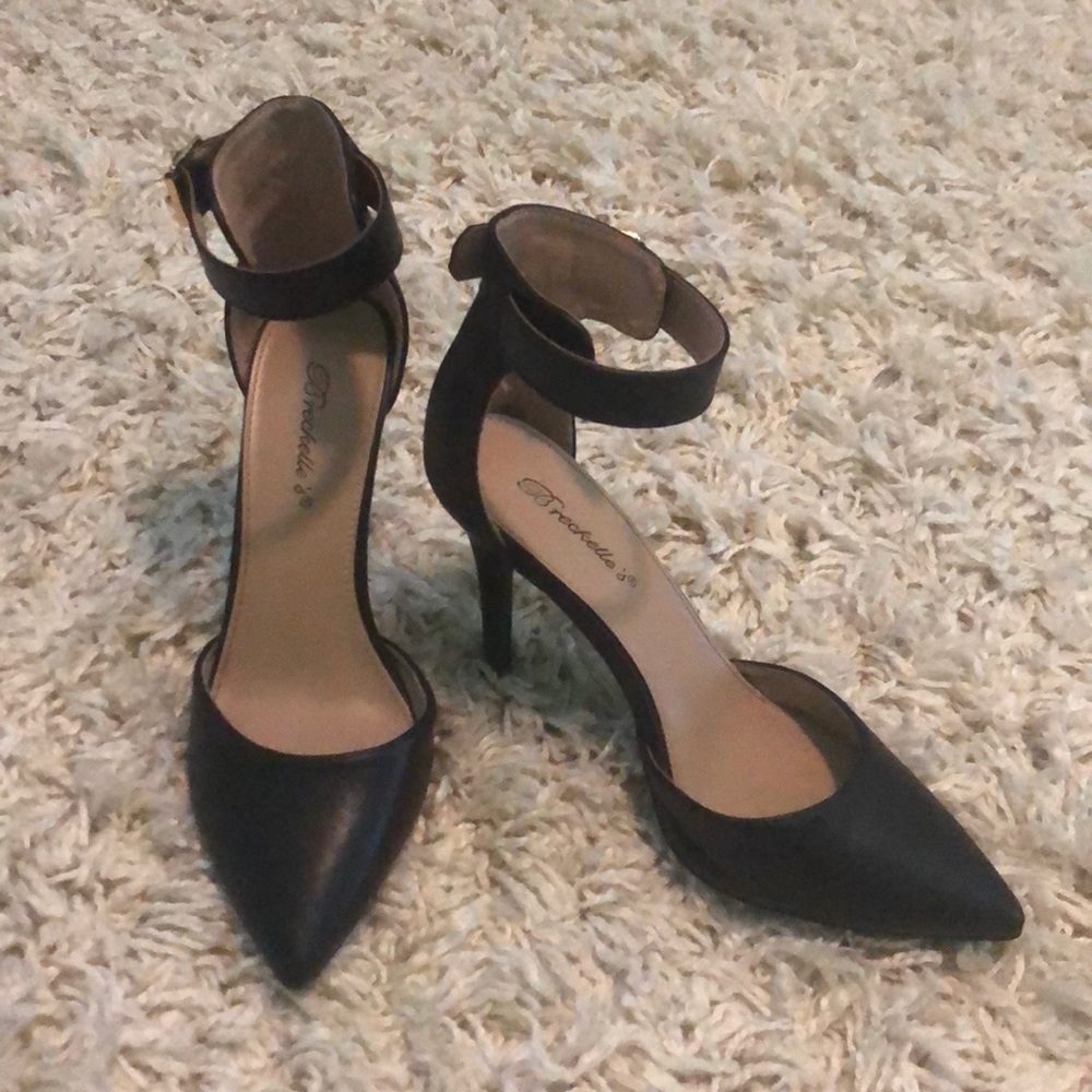 Breckelle’s Closed Toe Pump with Ankle Strap!!
